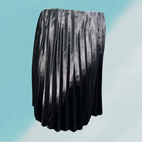 Lulus ‘Feeling Snazzy’ Black Satin Pleated Mini Skirt, NWT - Picture 1 of 9